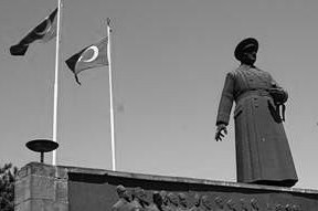 malatya-orduevi-heykel-bw-cr